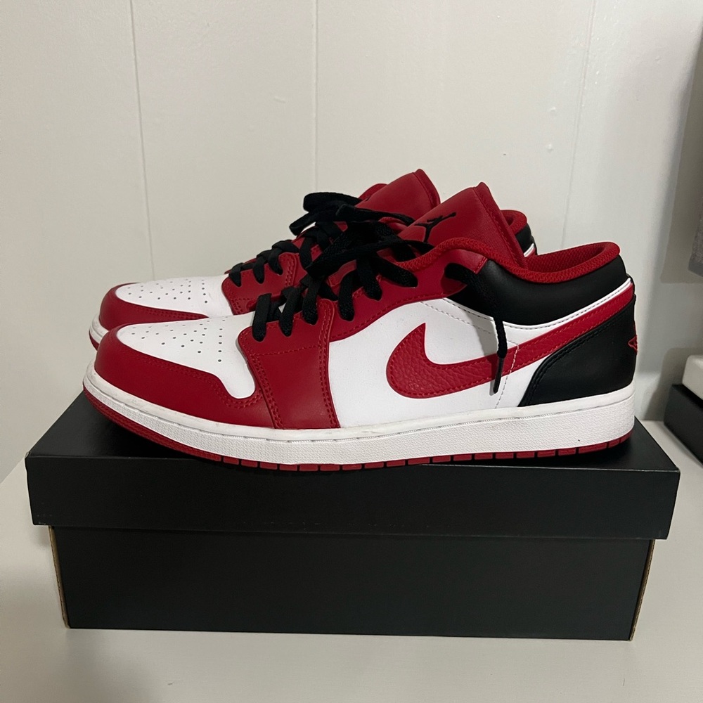 Jordan Low Top Sneakers Red Black White